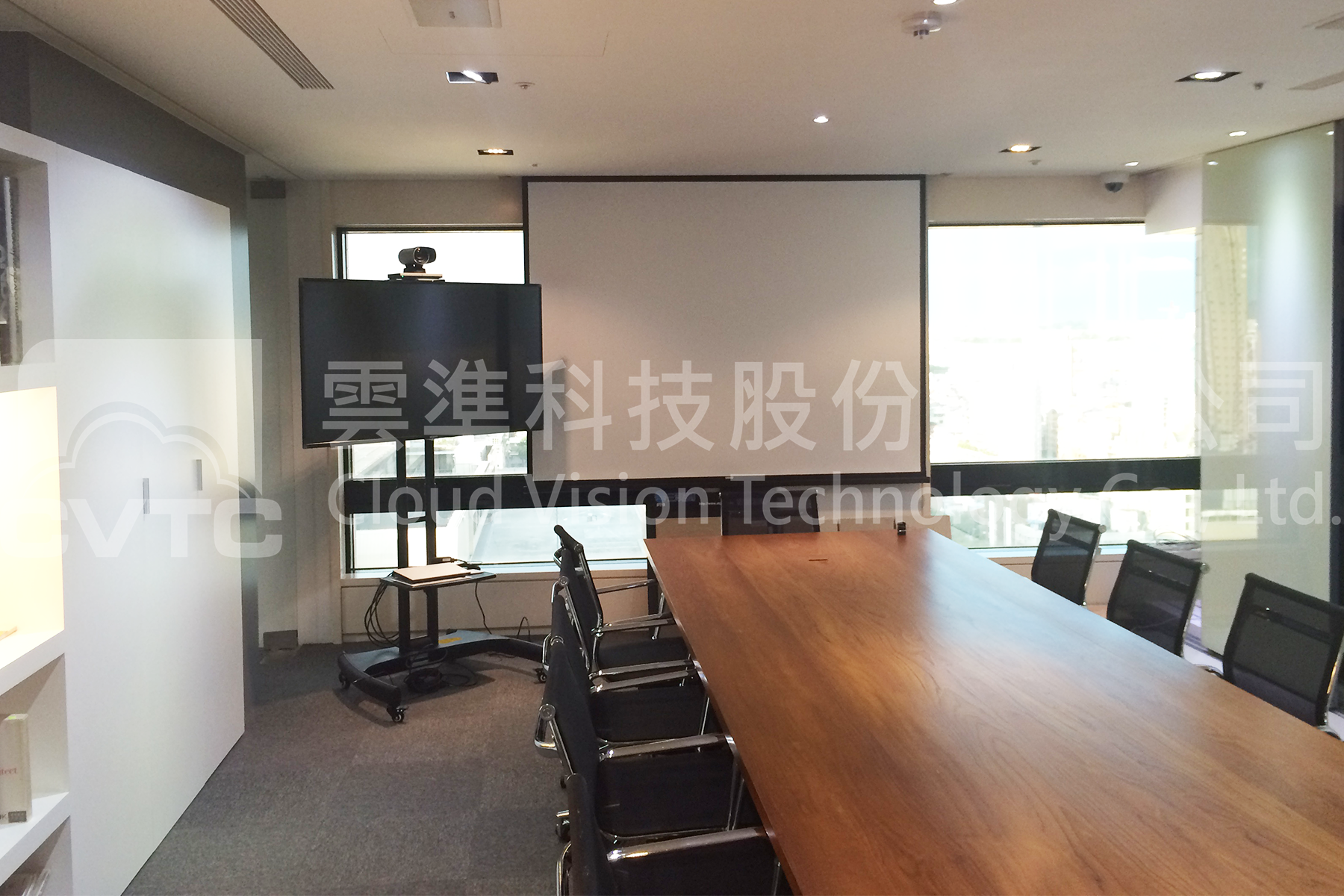 雲準科技_視訊會議室規劃_案例分享_電視螢幕與移動架及視訊系統